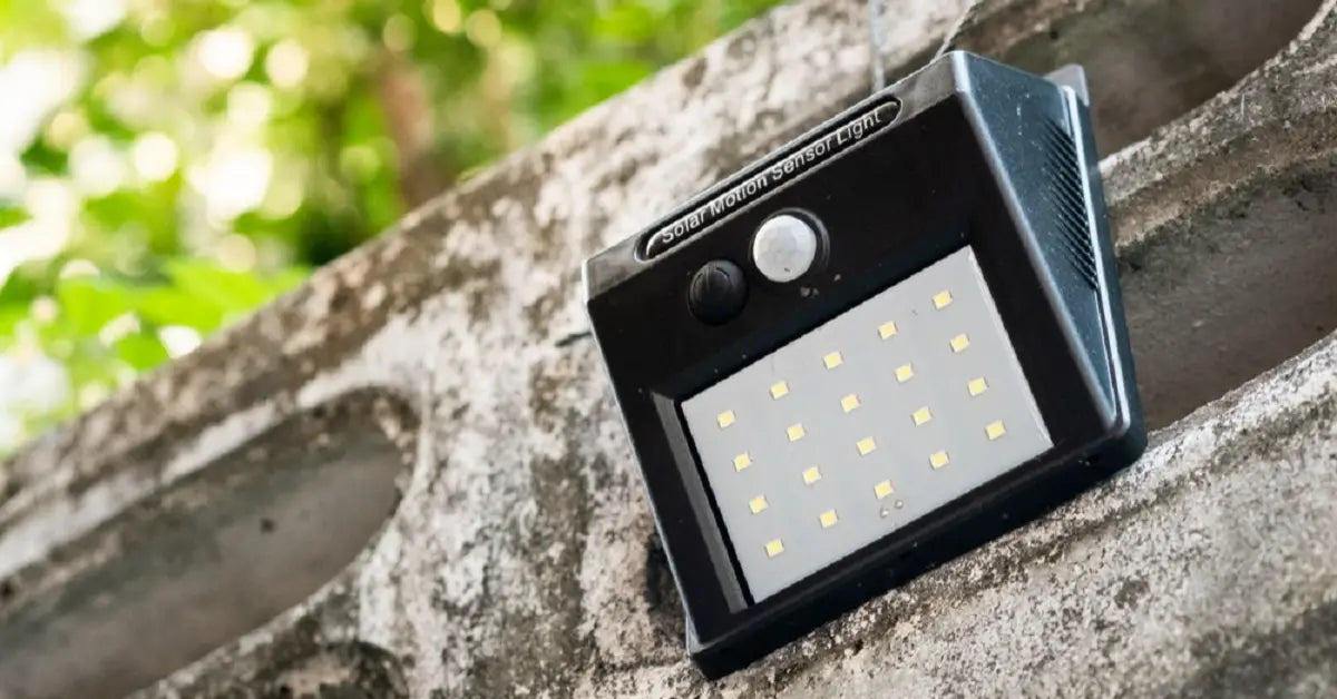Solar motion sensor wall light